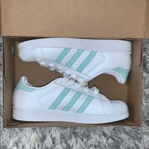 BRAND NEW NEVER WORN ADIDAS SUPERSTAR